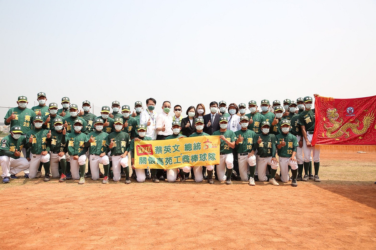 高苑工商50周年校慶，棒球隊與貴賓合照。 圖：高雄市政府/提供