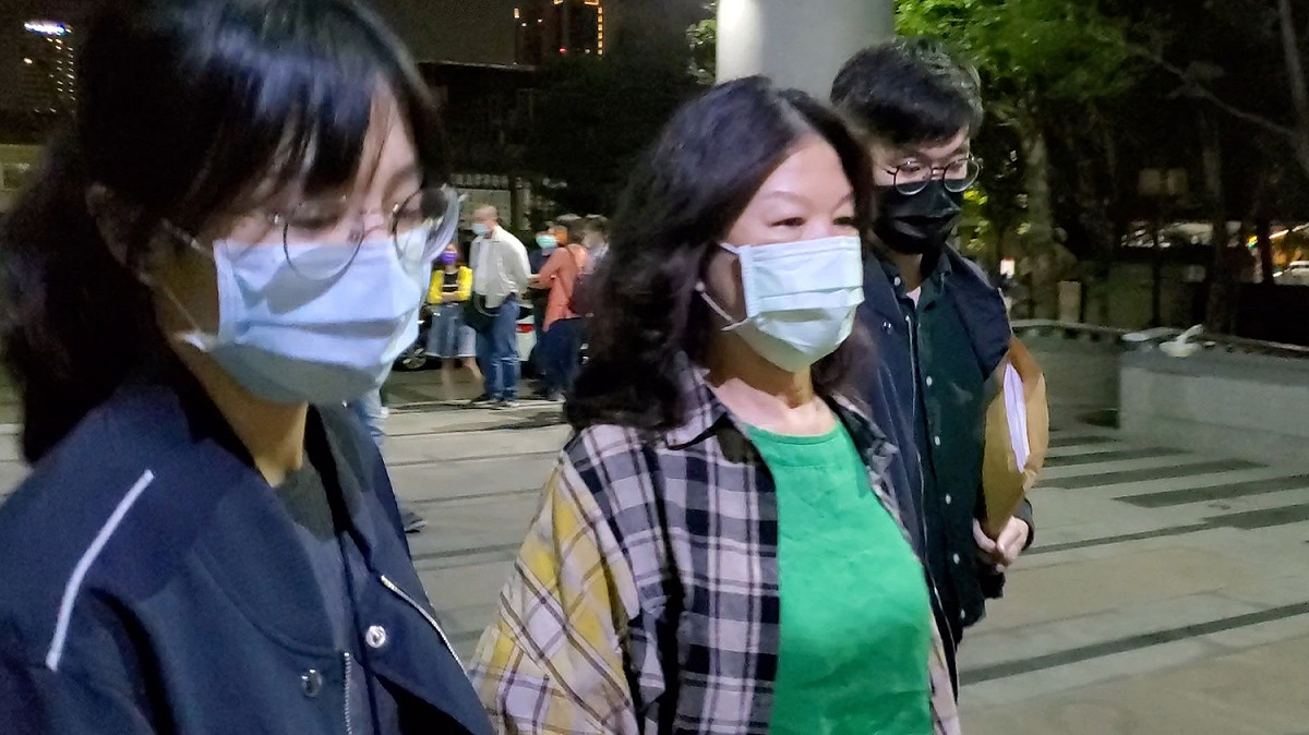 曾麗燕胞妹曾麗鴻(中)遭裁定羈押、禁見。 圖:孫家銘/ 攝