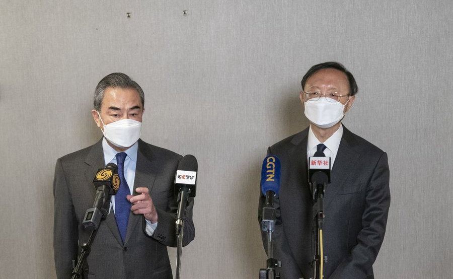 3月18日至19日，中美高層戰略對話在安克雷奇舉行。對話結束後，中共中央政治局委員、中央外事工作委員會辦公室主任楊潔篪（右）、國務委員兼外長王毅（左）接受媒體採訪。 圖/新華社