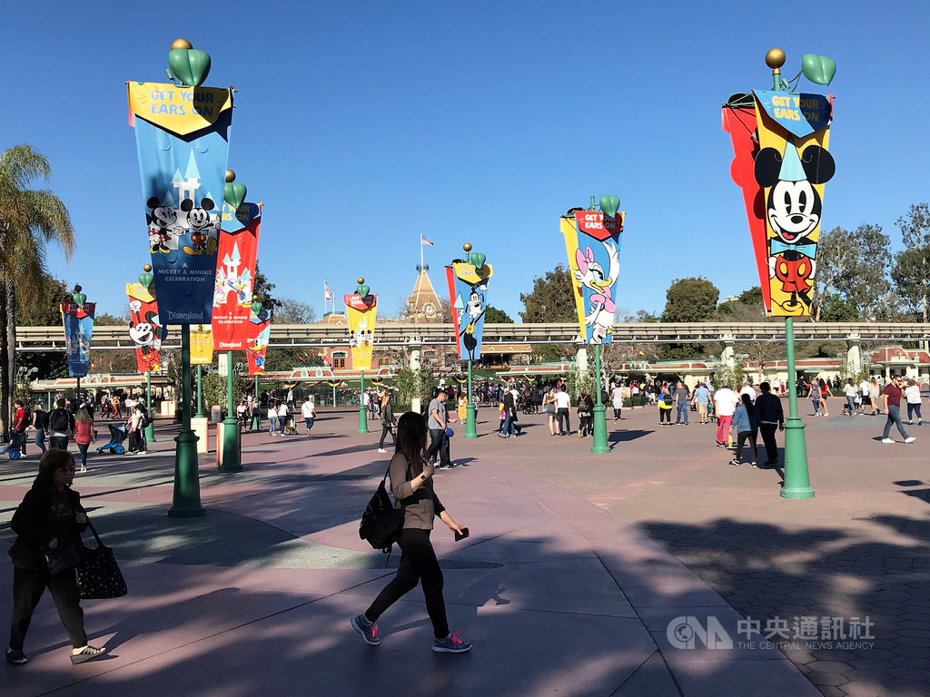 隨著疫情逐漸緩和，加州政府鬆綁規定，各大主題樂園4月起得在限制人數下陸續重新營業。圖為疫情之前的加州迪士尼。 圖/中央社