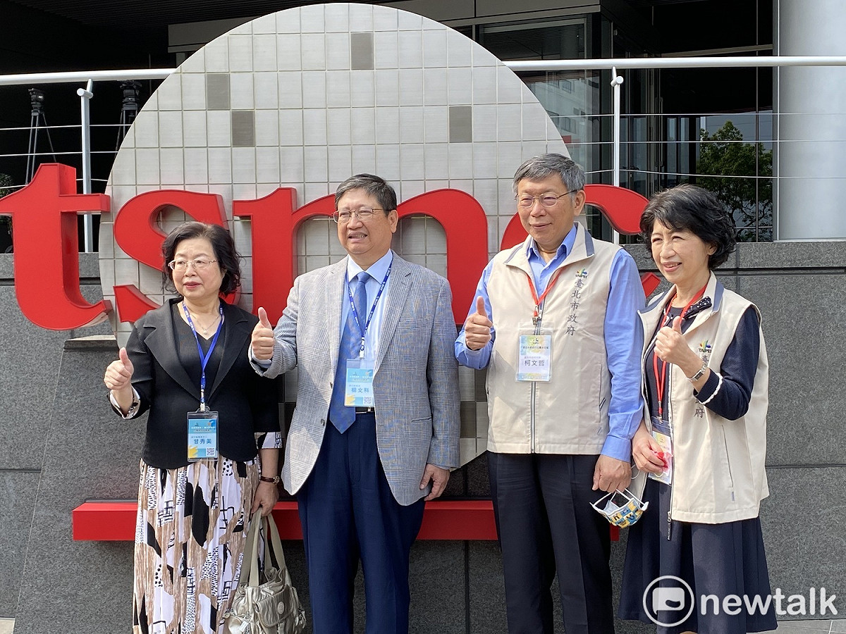 新竹縣長楊文科（左2）及其夫人甘秀美（左1），台北市長柯文哲（右2）及其夫人陳佩琪（右1）。 圖：周煊惠 / 攝