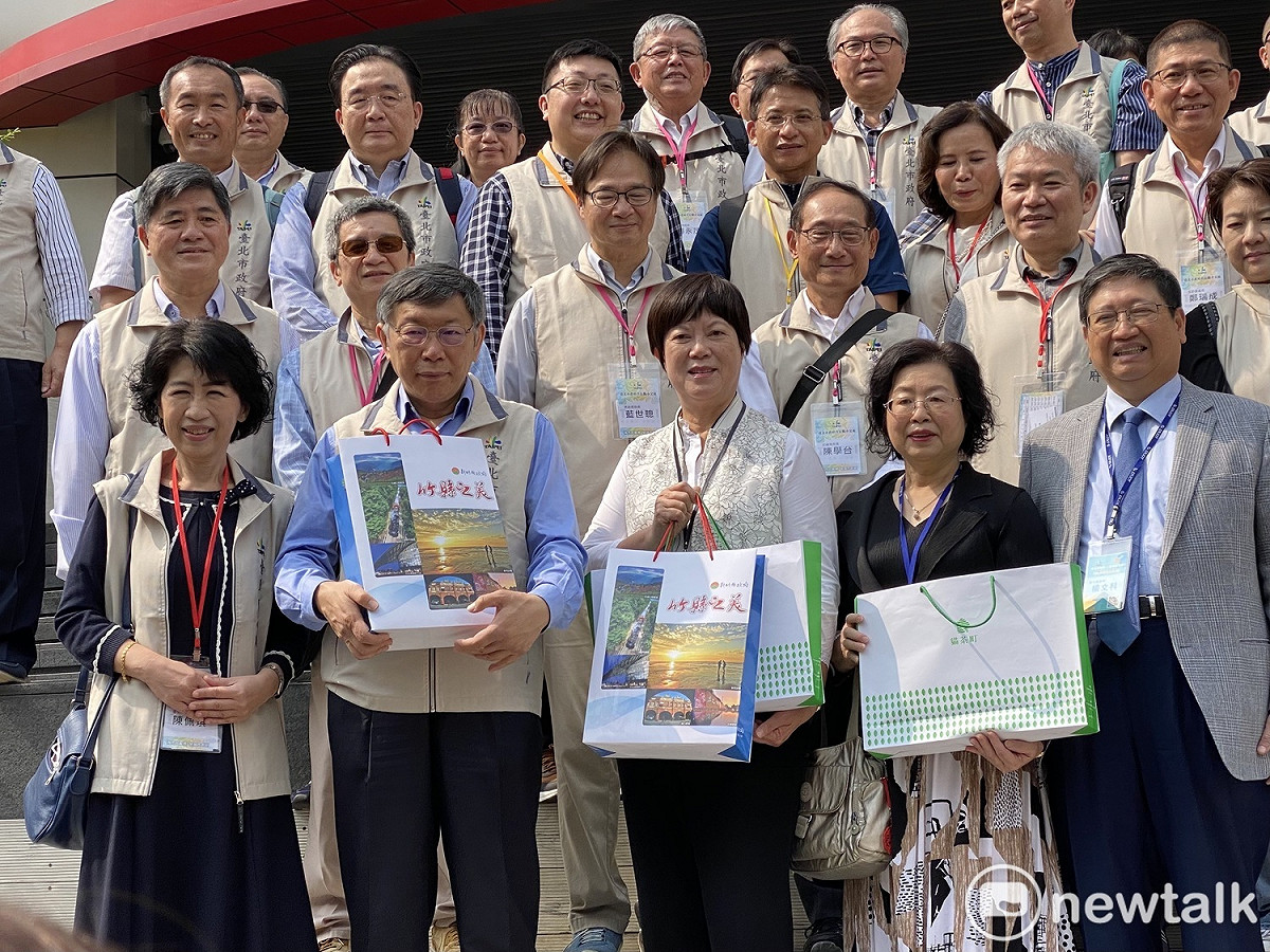 台北市長柯文哲率領北市府團隊與新竹縣長楊文科及夫人甘秀美參訪台積創新館並合影。 圖：周煊惠 / 攝