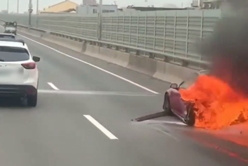 西濱快速道路台中清水路段，今（20）日發生重大車禍，混凝土車撞上自小客燒成火球。 圖：翻攝截自台中踢爆網
