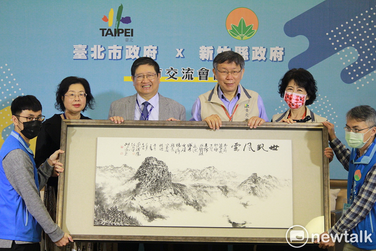 新竹縣長楊文科致贈台北市長柯文哲「世紀風雲」水墨書畫。 圖：周煊惠 / 攝