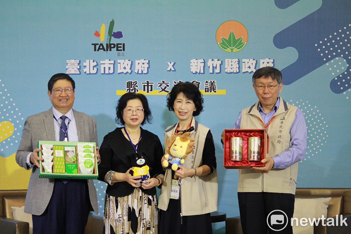 台北市長柯文哲及夫人陳佩琪、新竹縣長楊文科及夫人甘秀美互贈禮物。 圖：周煊惠 / 攝