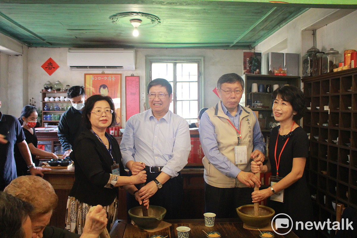 台北市長柯文哲與夫人陳佩琪及新竹縣長楊文科與夫人甘秀美一起體驗擂茶。 圖：周煊惠 / 攝