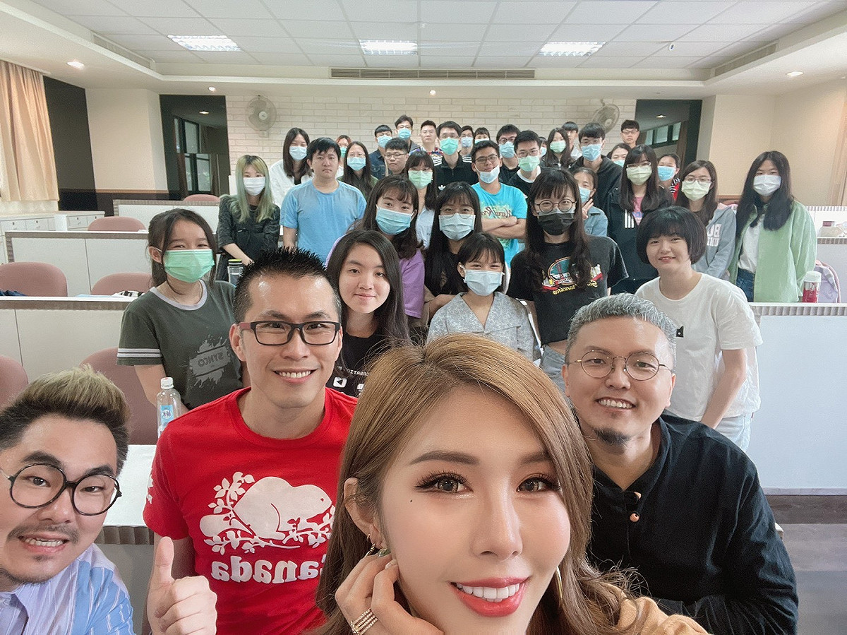 高萱KIMMY與師生大合照。 圖：高萱KIMMY/提供