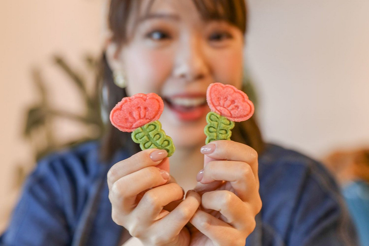 杜鵑花朵形象手工餅乾。 圖：新北市農業局提供