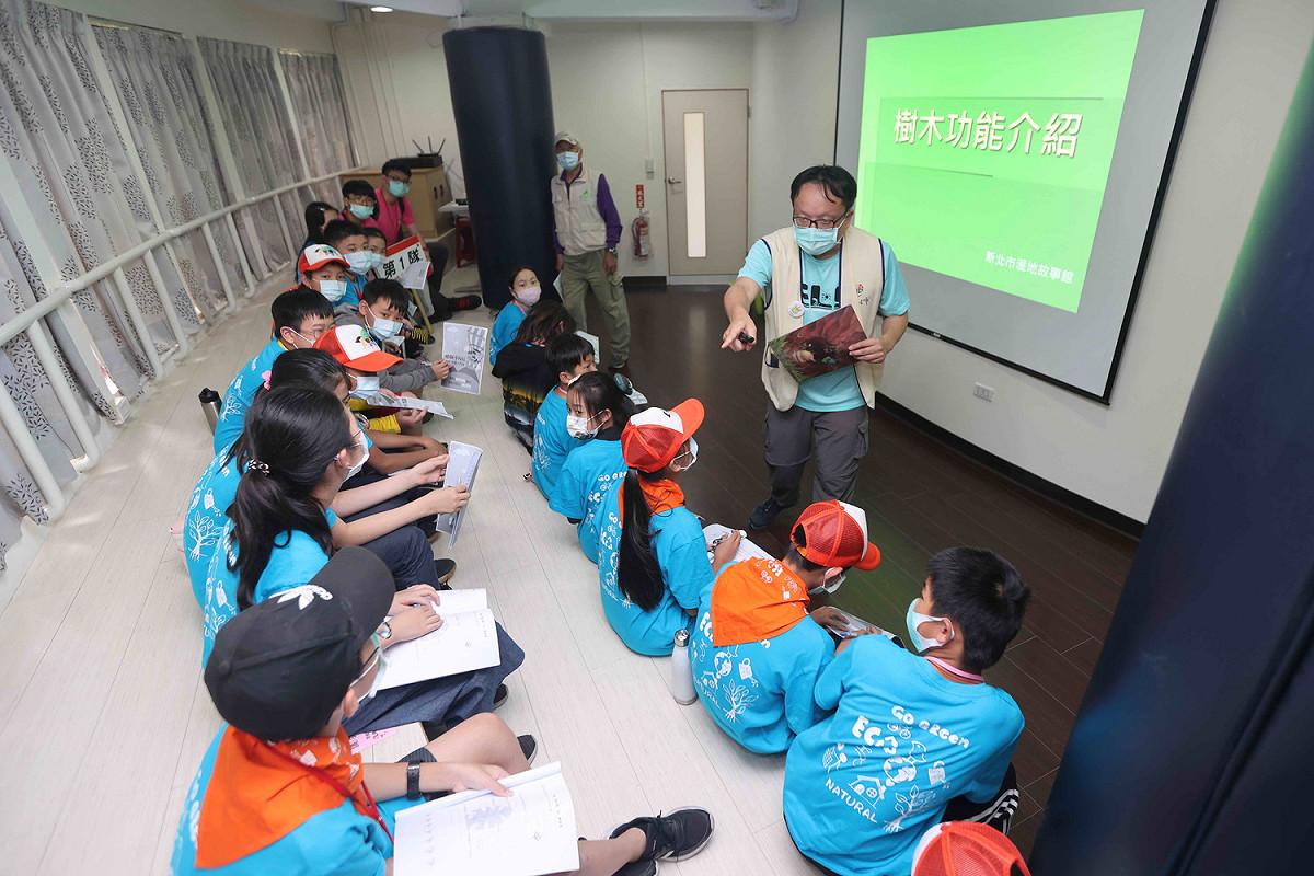 環保小局長於溼地故事館學習樹木在濕地的功能。 圖：新北市環保局提供