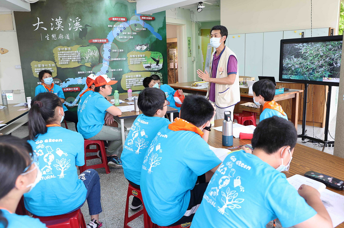 環保小局長進行生態觀察，了解人類與土地環境之間的關係。 圖：新北市環保局提供