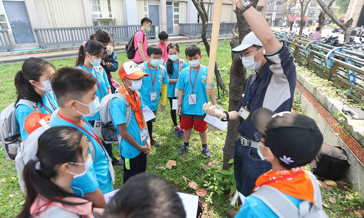 環保小局長認真聆聽土水檢測的原理。 圖：新北市環保局提供