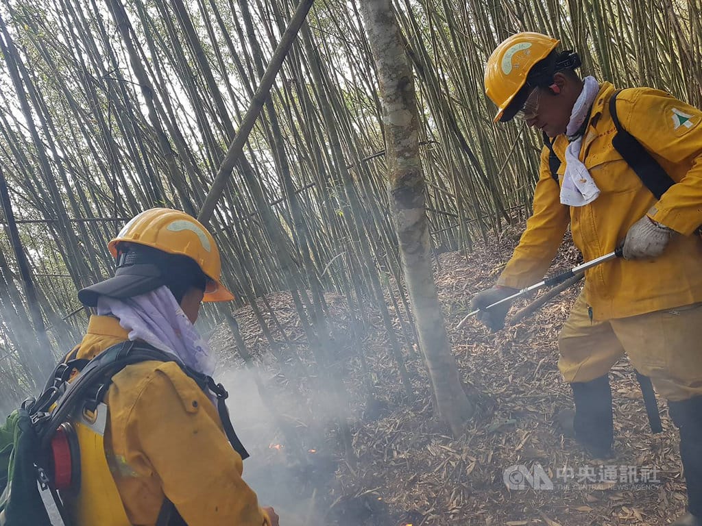 ，阿里山公路69公里處實施道路封閉管制措施，自上午7時至下午5時，車輛通行採每小時放行1次，因適逢阿里山花季期間，假日及清明連續假期不施工。 圖/嘉義林管處提供
