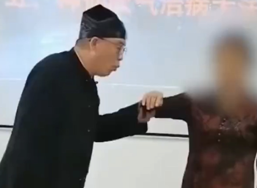 中國河北石家莊一名男子稱自己是「金闕宮道醫館館長」，可以隔空劃胸讓女生長胸部。 圖：翻攝自微博