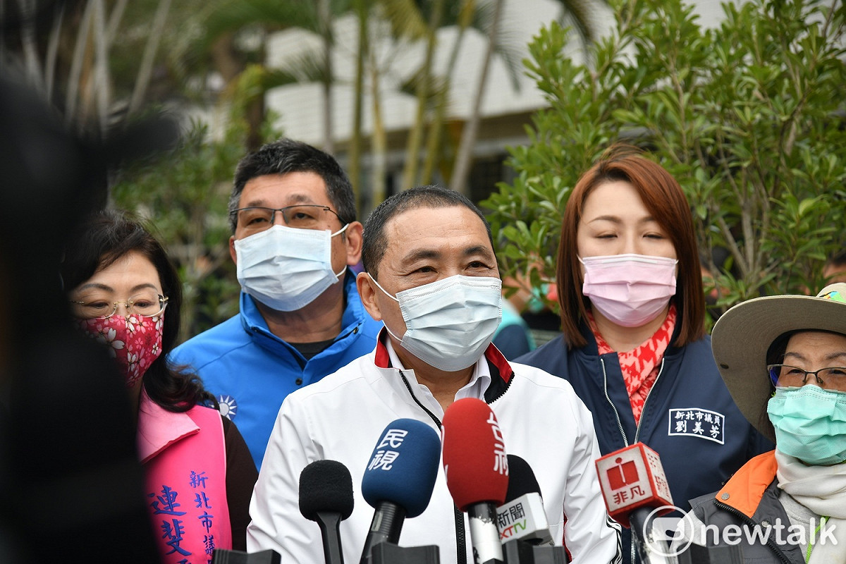 侯友宜說，如果新北醫護施打數量足夠，民眾對疫苗仍有疑慮，他會率先帶頭施打。 圖：林昀真／攝