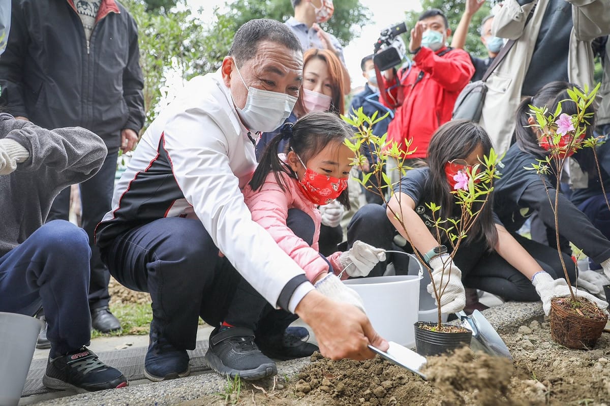 市長侯友宜帶永和國小同學一起完成烏來杜鵑種植。 圖：新北市農業局提供