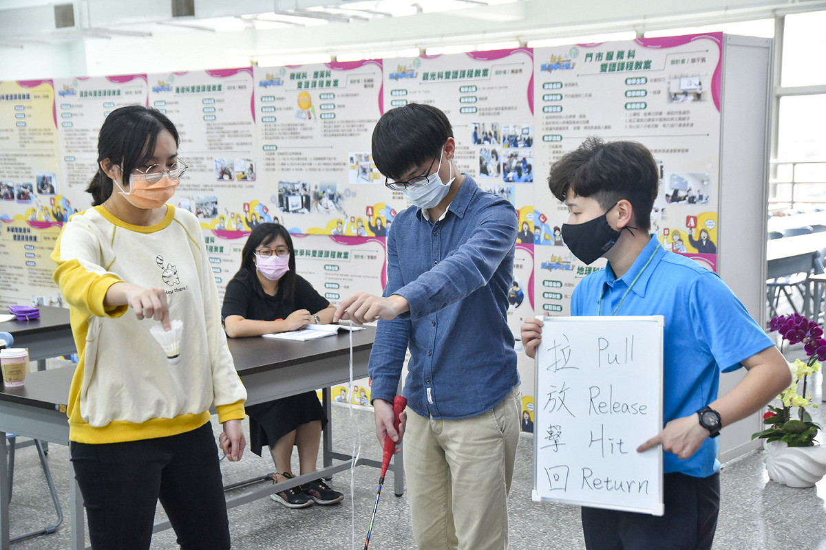 鶯歌工商吳依凡老師雙語羽球課程教學。 圖：新北市教育局提供
