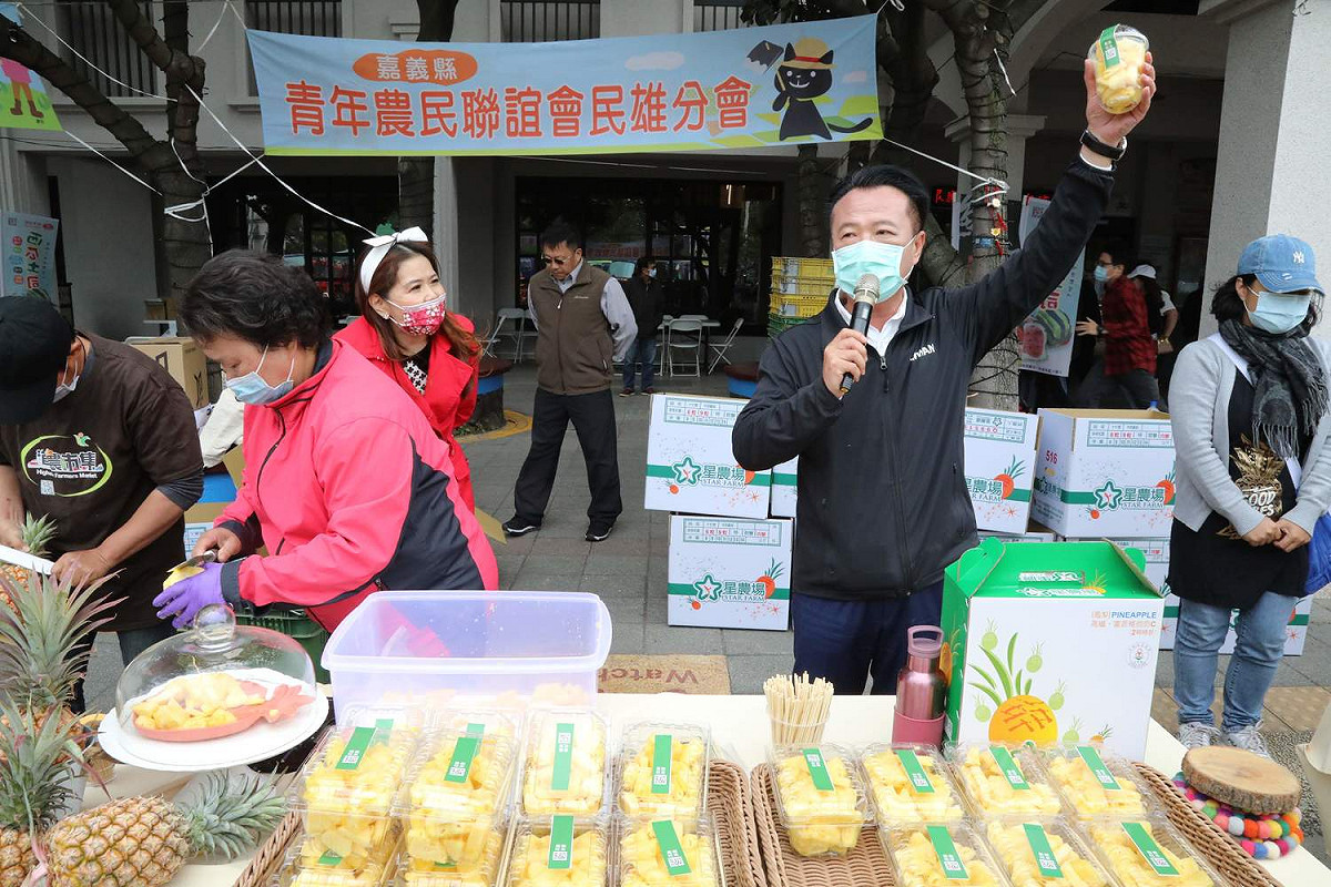 為了行銷嘉義縣鳳梨，縣長翁章梁上國道服務區叫賣。 圖：嘉義縣政府/提供