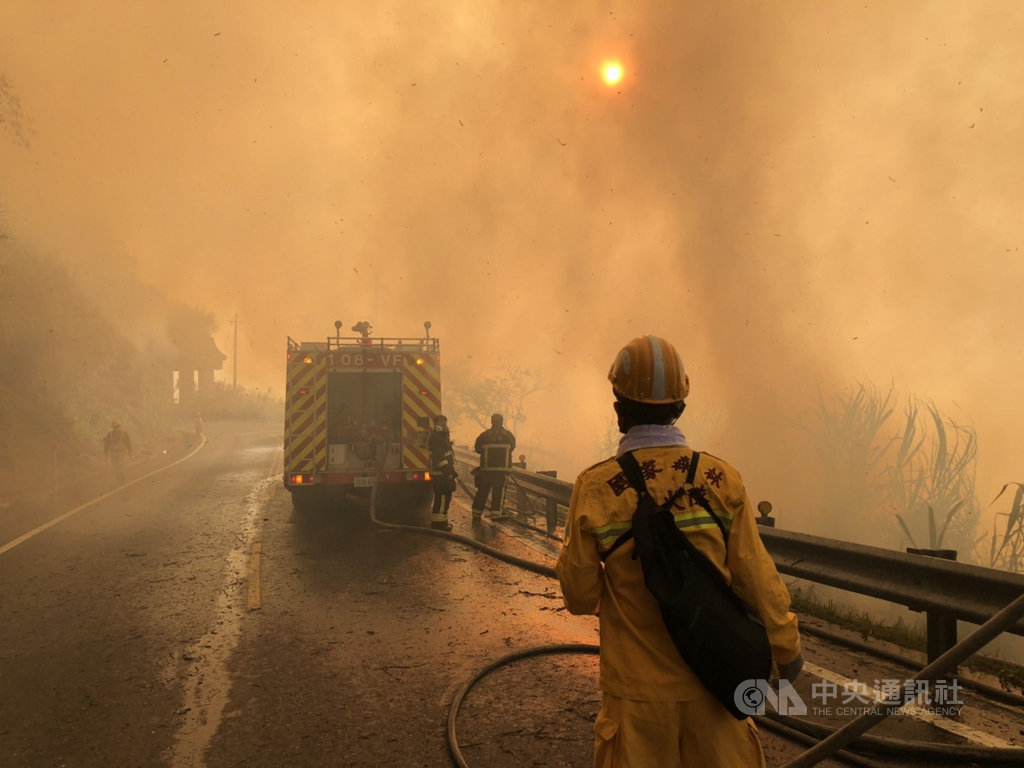 嘉義縣達邦公路18日下午發生林班地火警，嘉義縣消防局協助滅火，現場濃煙不斷。 圖：中央社（嘉義縣消防局提供）