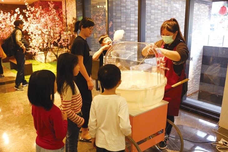 大板根森林溫泉酒店的兒童月活動安排古早棉花糖。 圖：大板根森林溫泉酒店提供