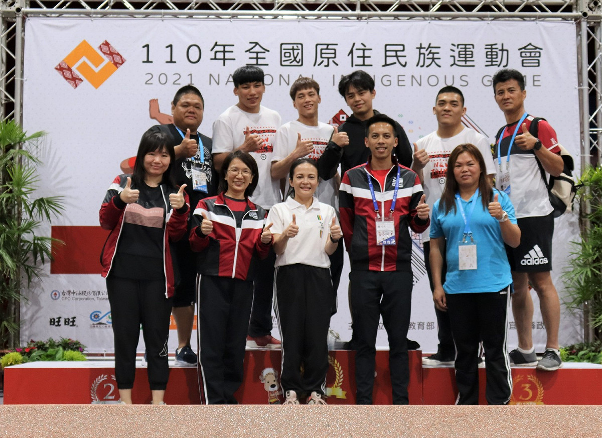 新北市原民局長羅美菁(左三)前往角力賽事現場，全體合影。 圖：新北市原民局提供