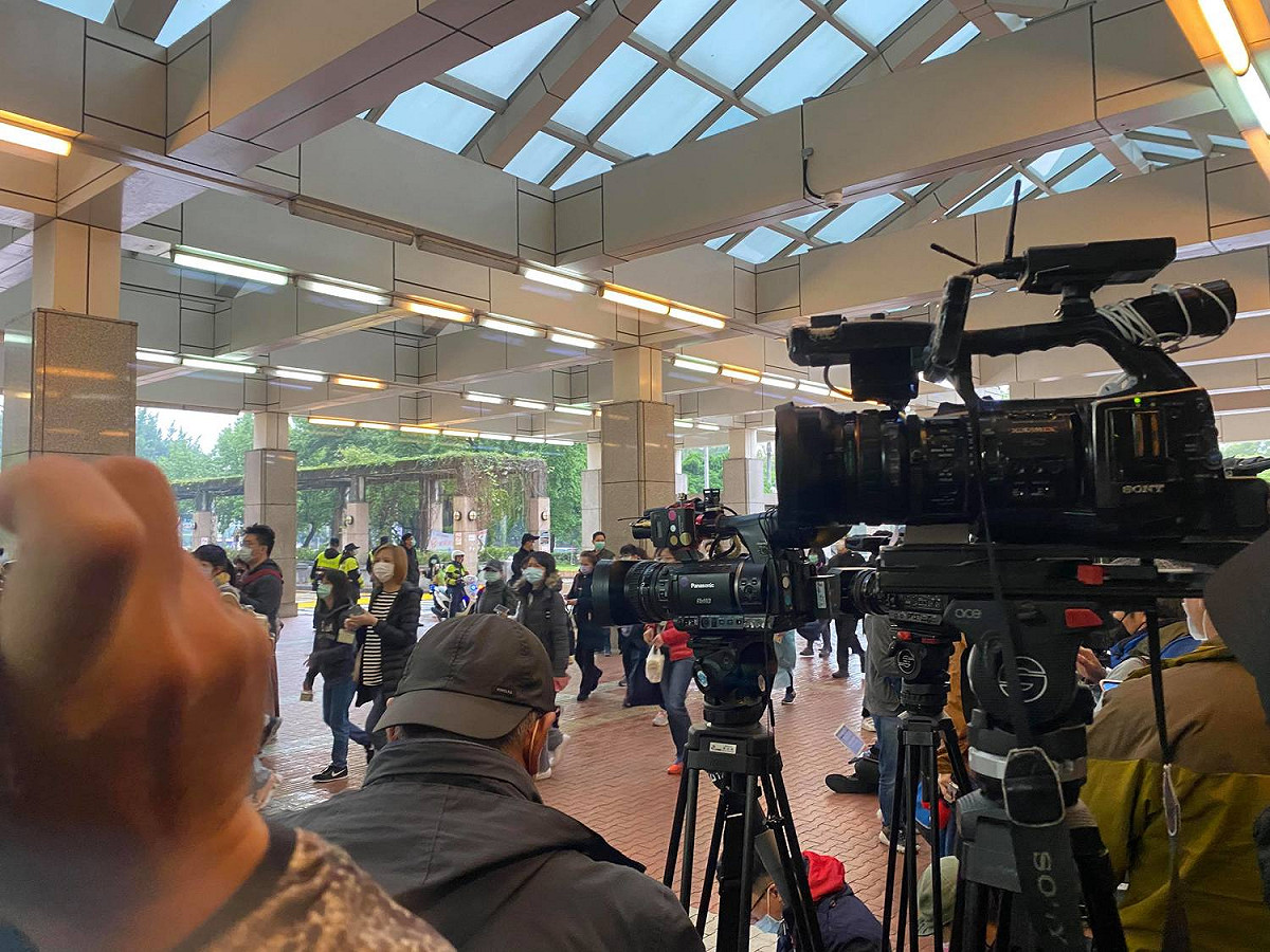 台大醫院外今晨便集結了各路媒體，等待蘇貞昌院長與陳時中到台大施打到台首批AZ疫苗。 圖：曾郡秋/攝