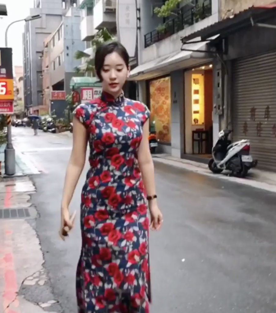 申才恩穿著旗袍在台灣街道漫步。 圖：翻攝IG／zennyrt