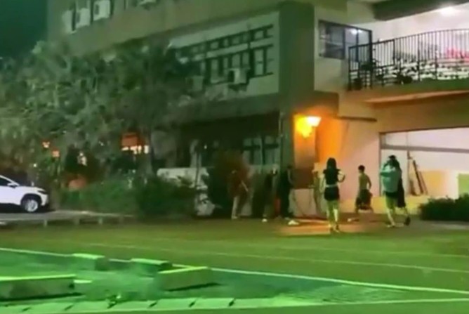 台南中華醫事科技大學一群學生不顧缺水危機，在操場上拿大水桶盛水大玩丟水球嬉戲。 圖：翻攝Dcard