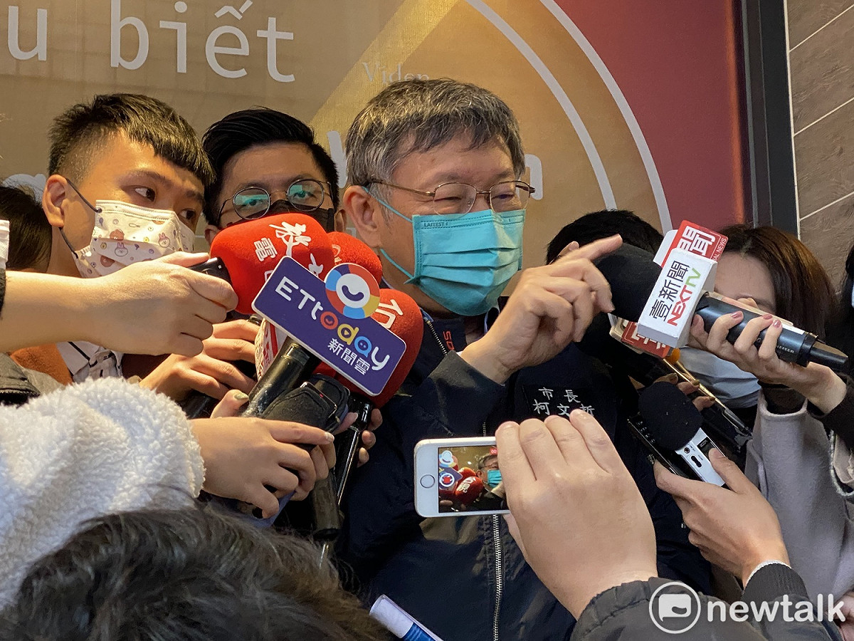 台北市長柯文哲上午出席西松高中IB國際文憑學校揭牌，並受訪談及視察醫護人員施打疫苗情況。 圖：周煊惠 / 攝