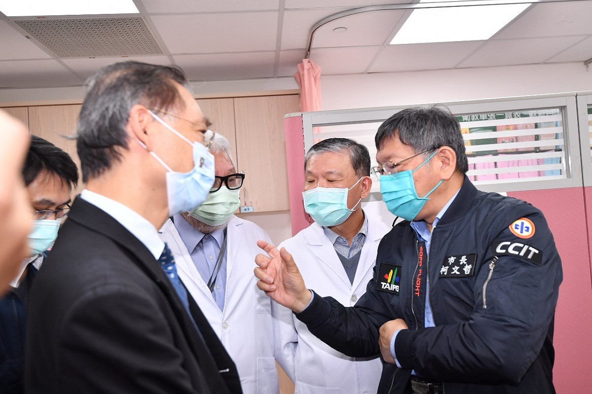 台北市長柯文哲今日一早前往視察和平醫院醫護人員施打疫苗的情況。 圖：台北市政府 / 提供