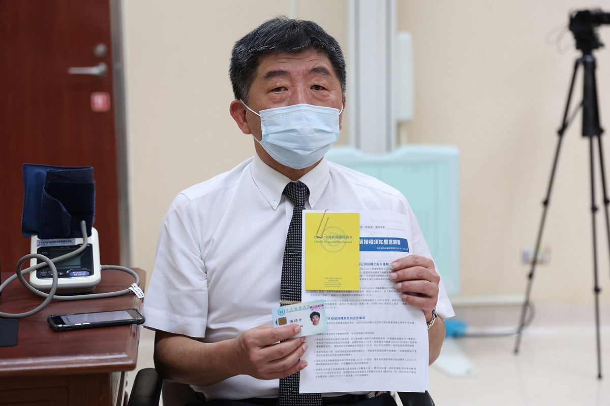 衛福部部長陳時中帶頭施打首批AZ疫苗。 圖：指揮中心/提供