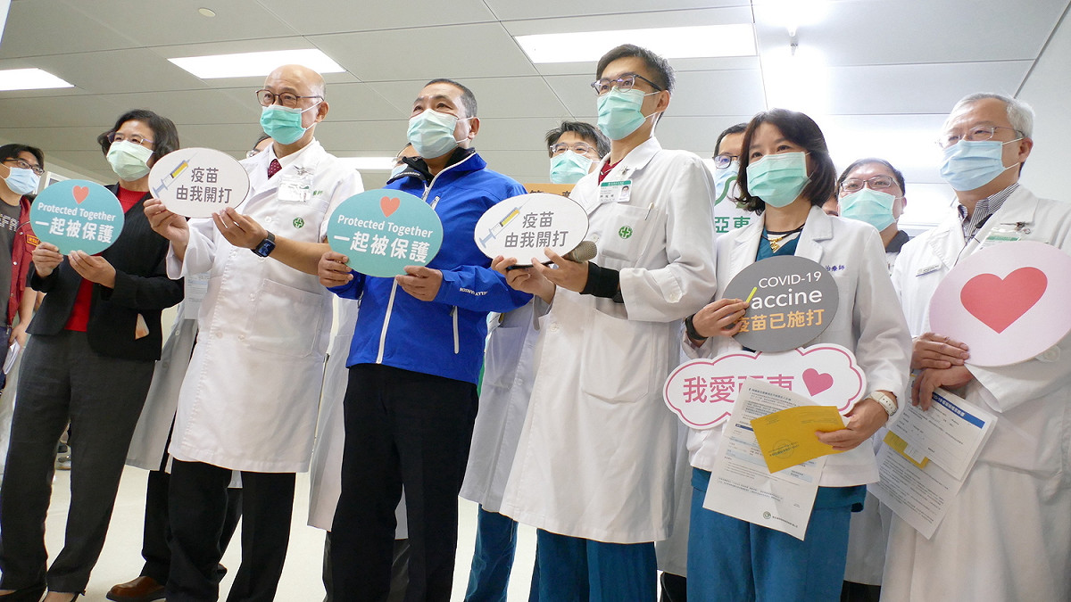 新北市長侯友宜今日前往視察亞東醫院第一線醫護人員施打疫苗情形。 圖：新北市衛生局 / 提供