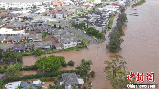 澳洲東部沿海地區最近幾天連降暴雨，部分區域遭遇50年來最嚴重洪災，數以千計居民緊急疏散，數以百計房屋損毀。 圖 : 翻攝自中新網