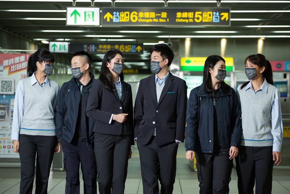 台北捷運慶祝通車25週年，與中衛聯合推出紀念款口罩，並免費發放25萬枚。 圖：取自「台北捷運 Metro Taipei」臉書