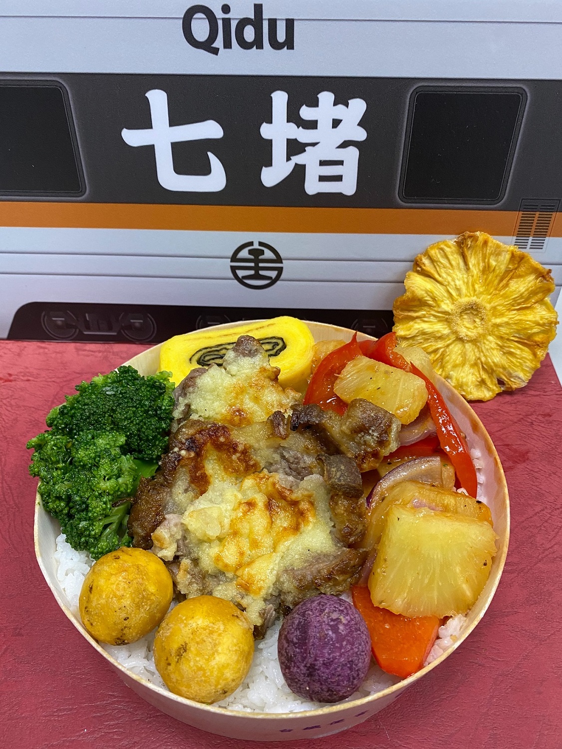 「黃金梅花豬排」特色便當今(22)日正式開賣，每日限量50個。 圖：台鐵局／提供