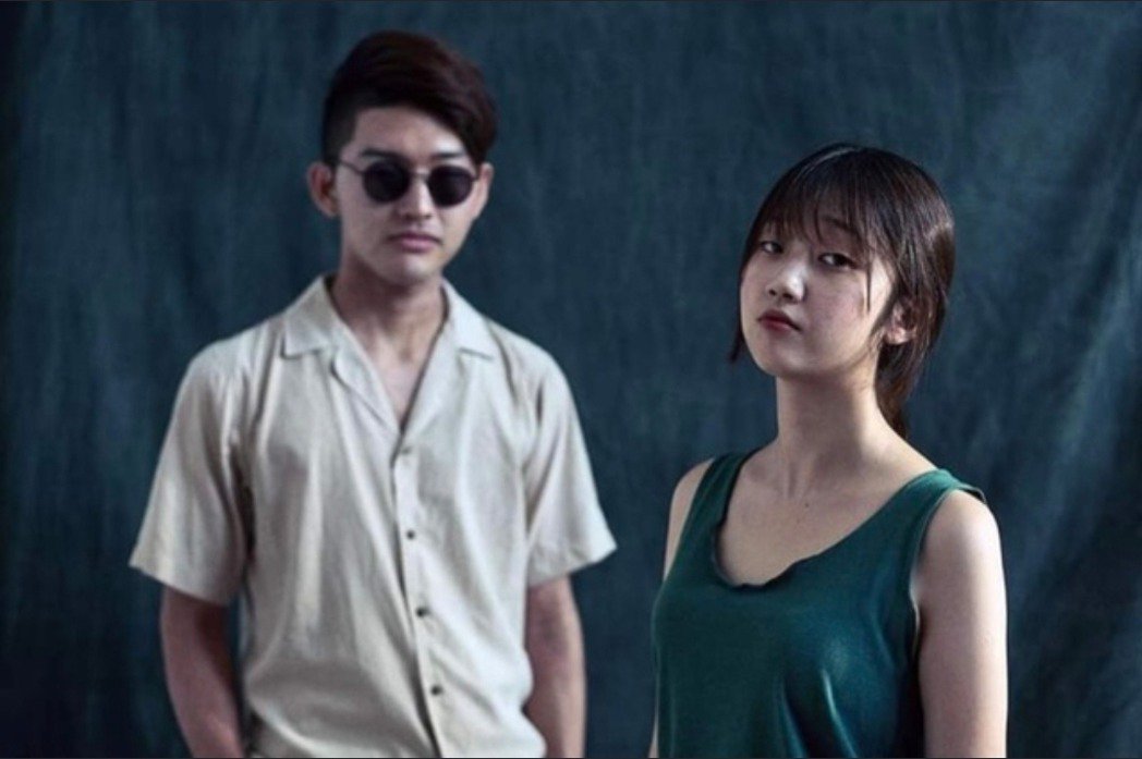 南韓28歲女歌手Doma與吉他手金建宇（音譯，김건우）組成樂團，2015年8月出道。 圖：翻攝自Naver