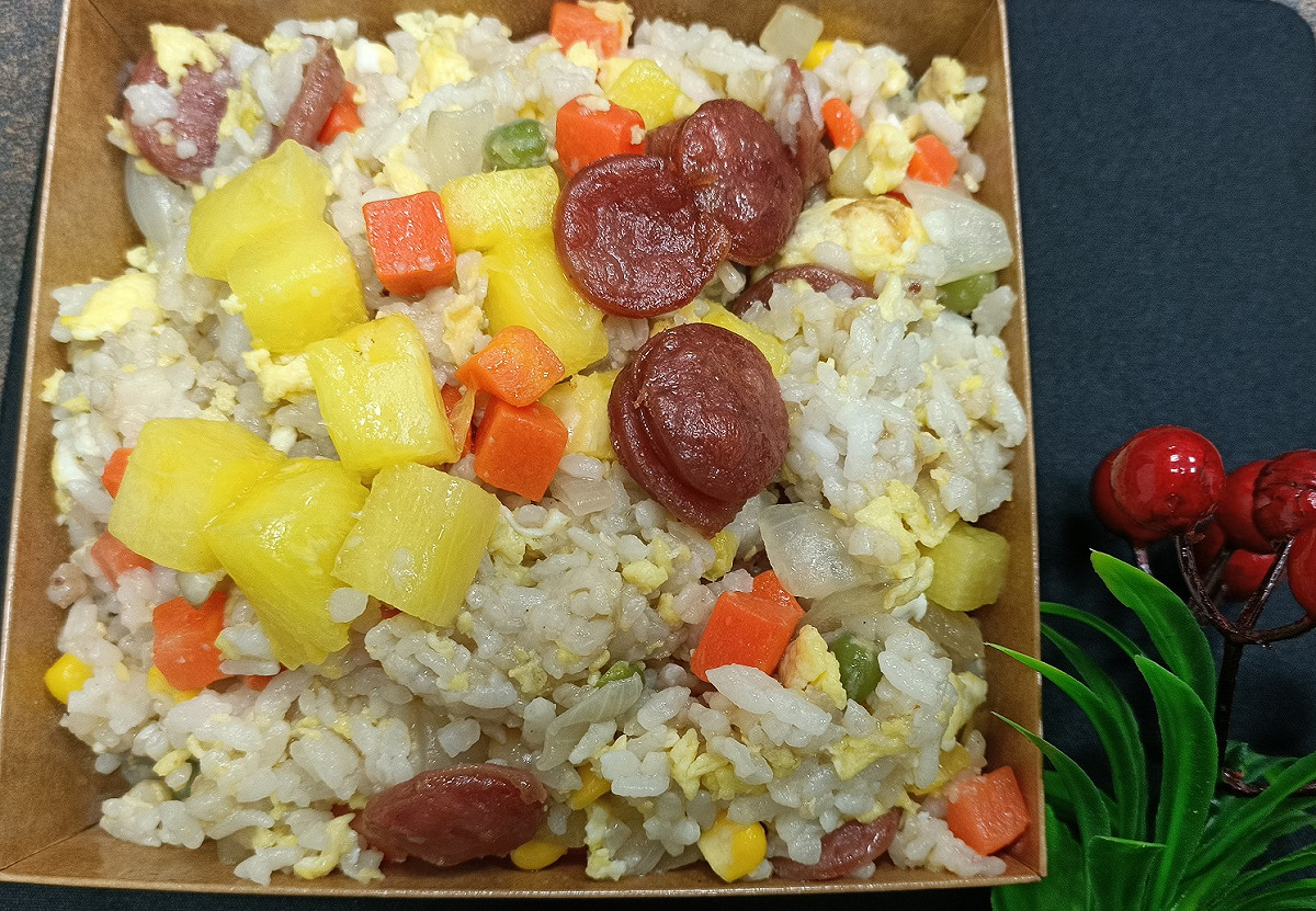 台鐵台中餐務室推出以鳳梨為主角的夏威夷炒飯特色便當，一個60元。 圖：台鐵局／提供