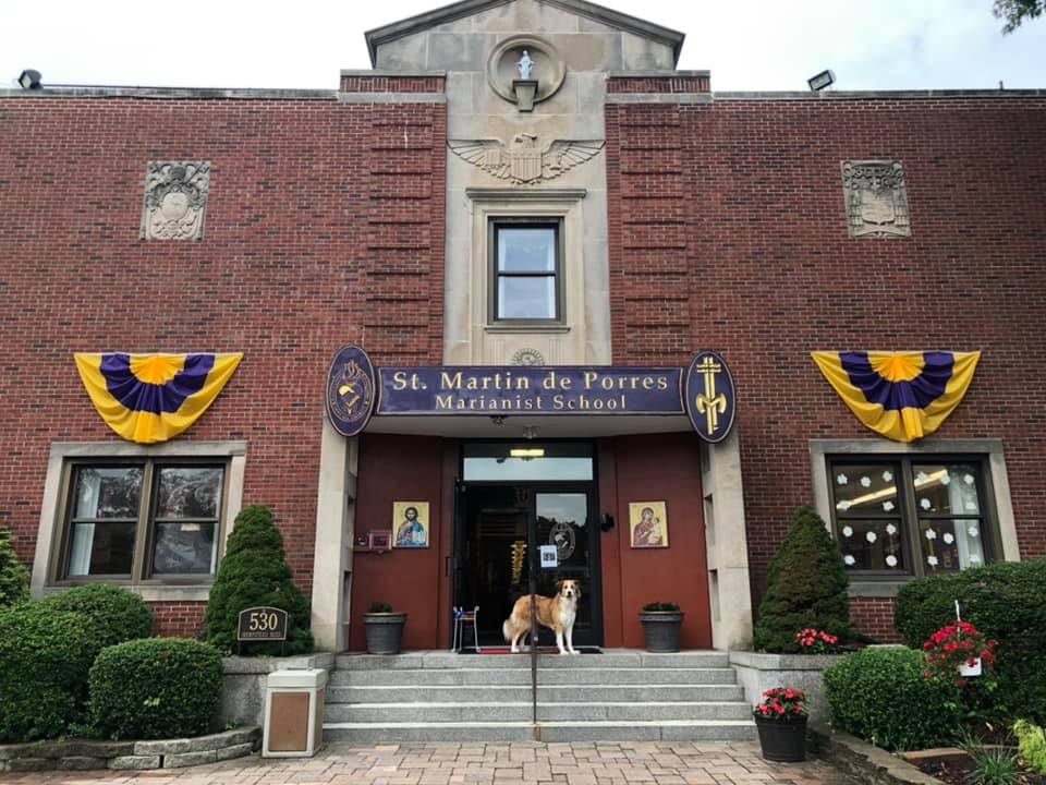 天主教學校St. Martin de Porres Marianist school傳出校長強迫非裔男童向老師下跪道歉。 圖：翻攝自St. Martin de Porres Marianist school臉書