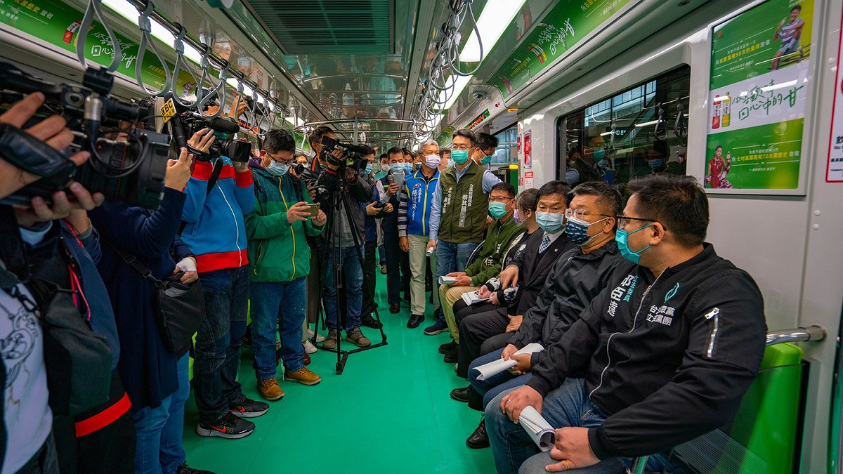 台中捷運綠線25日將重新試營運，立法院副院長蔡其昌今日與立法院交通委員會前往考察、試乘。 圖：蔡其昌辦公室提供