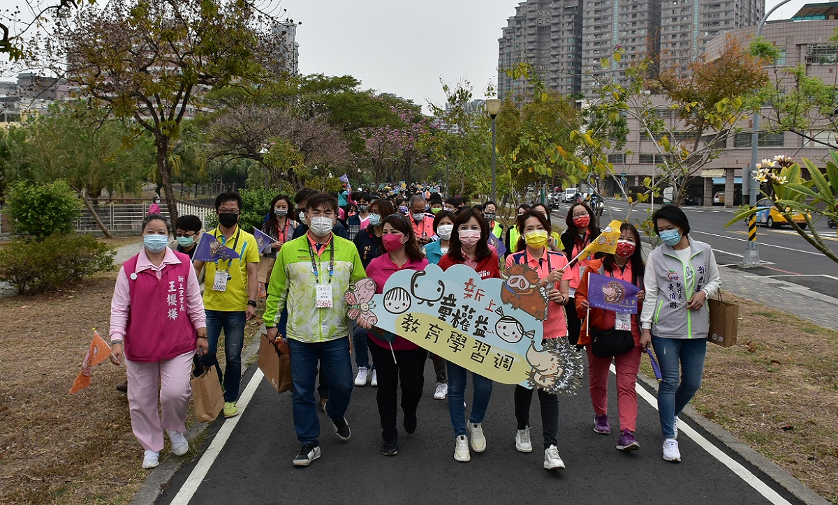 上千新上國小師生繞行愛河河堤。 圖：孫家銘/攝