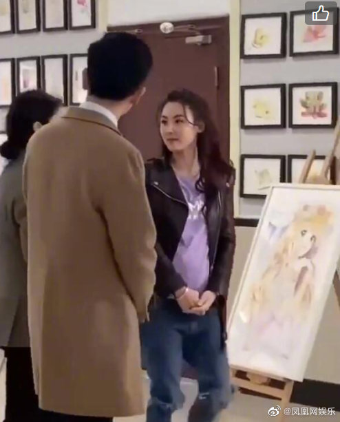日前她就曾多次被拍到肚子明顯凸出。 圖：翻攝自微博