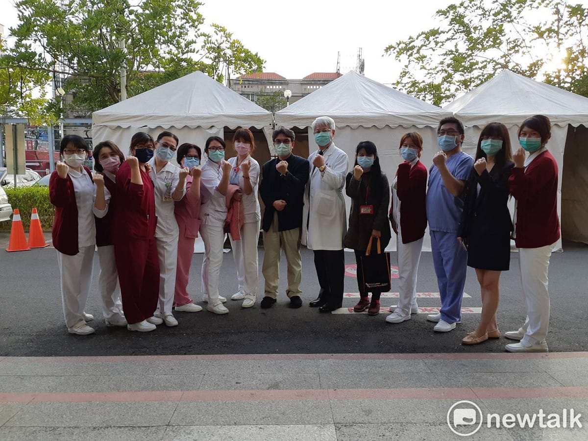 嘉義市第一線醫療人員將從23日起接種AZ新冠肺炎疫苗，圖為衛生局長張耀懋為部立嘉義醫院第一線醫護人員加油打氣。 圖：蔡坤龍/攝（資料照）