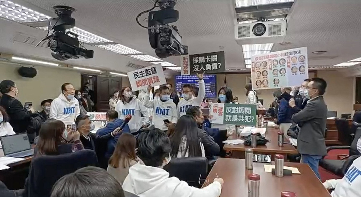 國民黨團指出，「民進黨團企圖阻擋立法院衛環委員會成立疫苗採購調閱小組，想以多數暴力否決上次會議議事錄。」 圖：取自國民黨團臉書