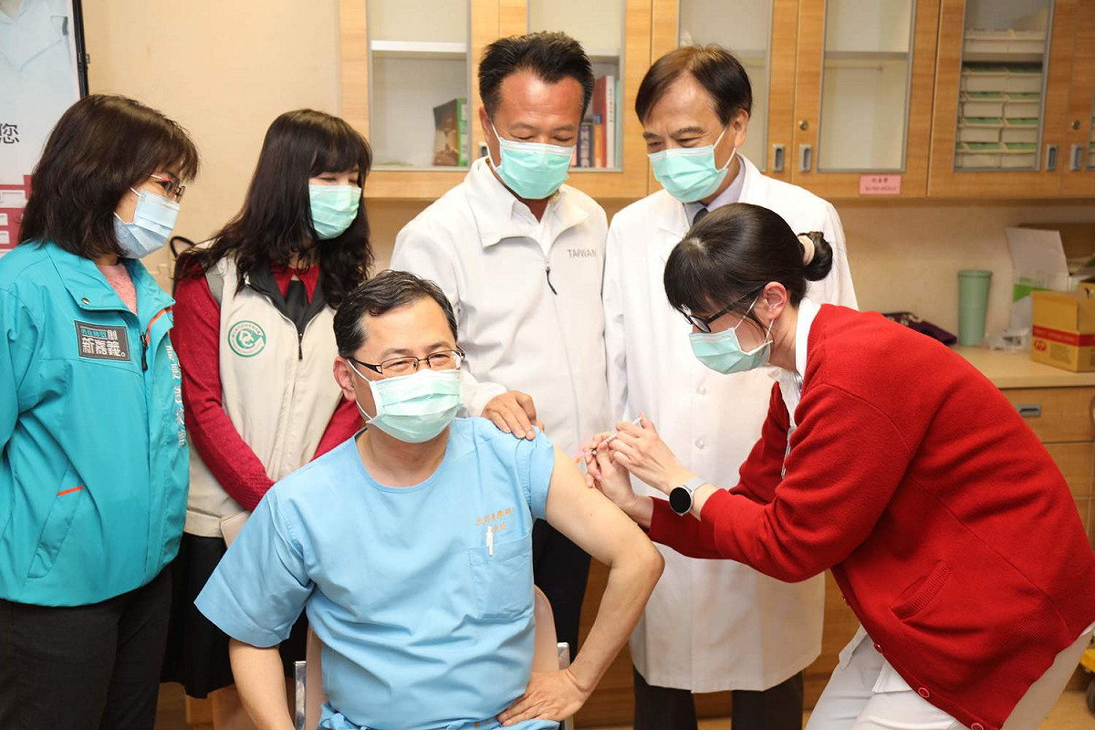 嘉義縣AZ疫苗第一劑由長庚醫院急診專家蕭政廷副院長帶頭接種。 圖：嘉義縣政府/提供