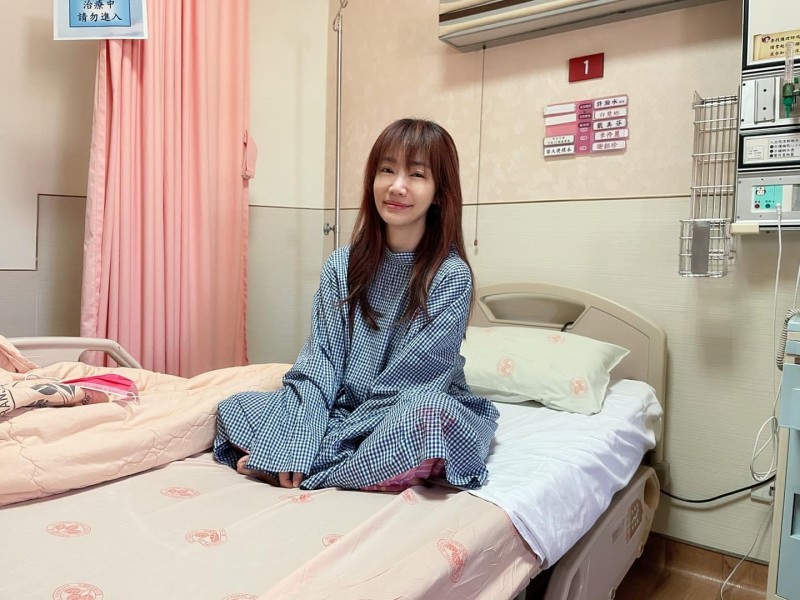前主播蕭彤雯今日（22）在臉書無預警PO出住院照，透露自己剛動完左下肺楔狀切除手術。 圖：翻攝自蕭彤雯FB