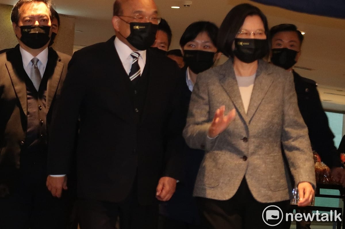 總統蔡英文22日下午在行政院長蘇貞昌陪同下，出席在晶華酒店舉行的第24屆國家講座主持人、第3屆國家產學大師獎暨第64屆學術獎頒獎典禮。 圖：林朝億/攝