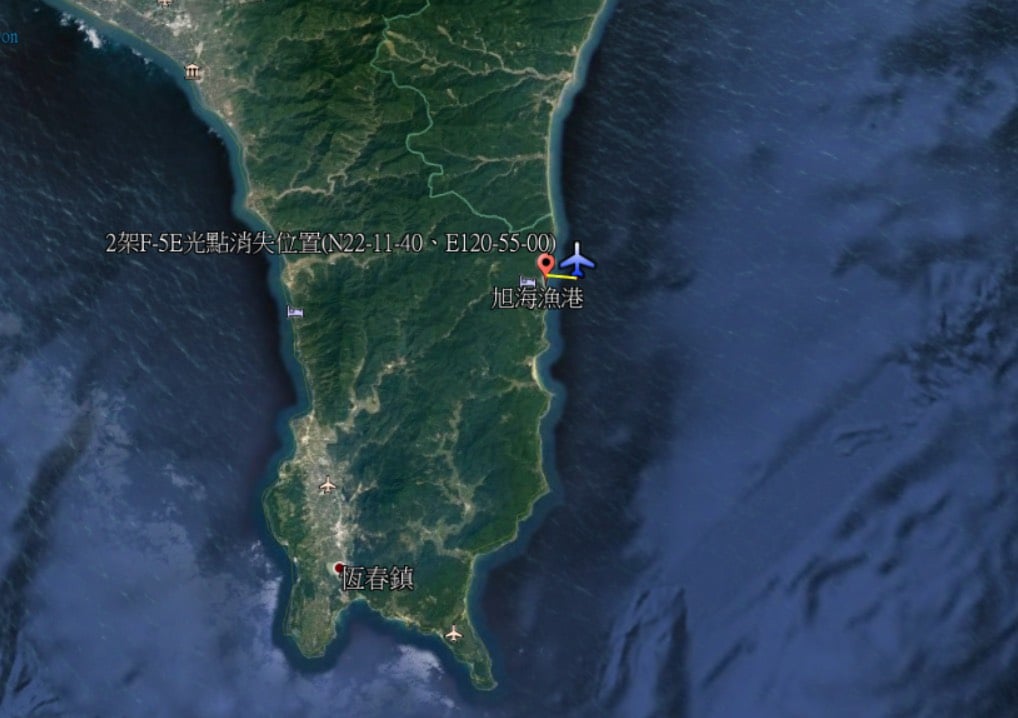 2架F-5E戰鬥機於屏東旭海漁港東方1.4浬雷達光點消失，疑似是2台戰鬥機發生擦撞而墜海。 圖：國搜中心提供