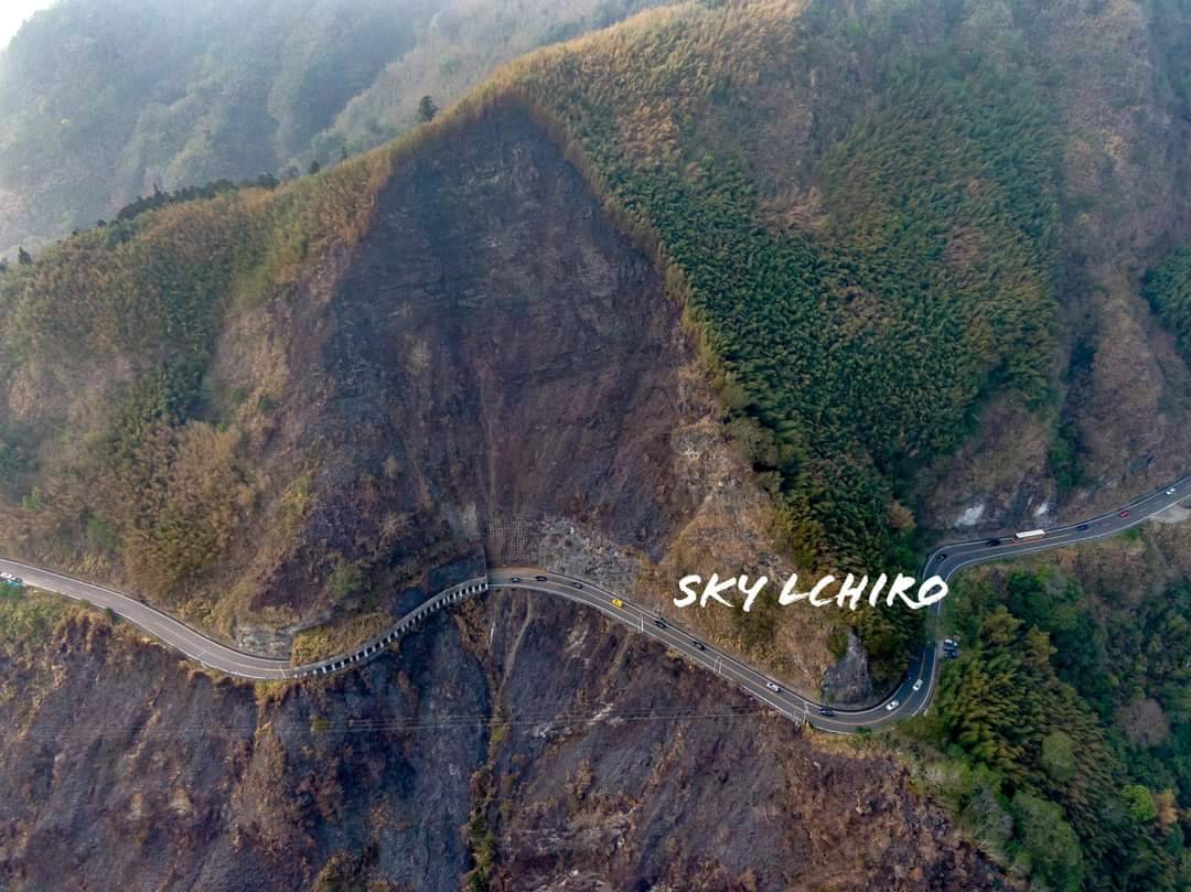 阿里山森林大火延燒97個小時，從空中俯瞰可見山林被燒得一片光禿。 圖：大雄空拍攝影團隊Sky Ichiro提供