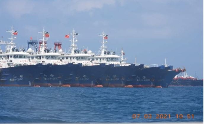菲律賓官方公布圍繞在南海礁島附近之中國海上民兵船。中國辯稱是「漁船」。 圖：翻攝自Presidential Communications (Government of the Philippines)臉書