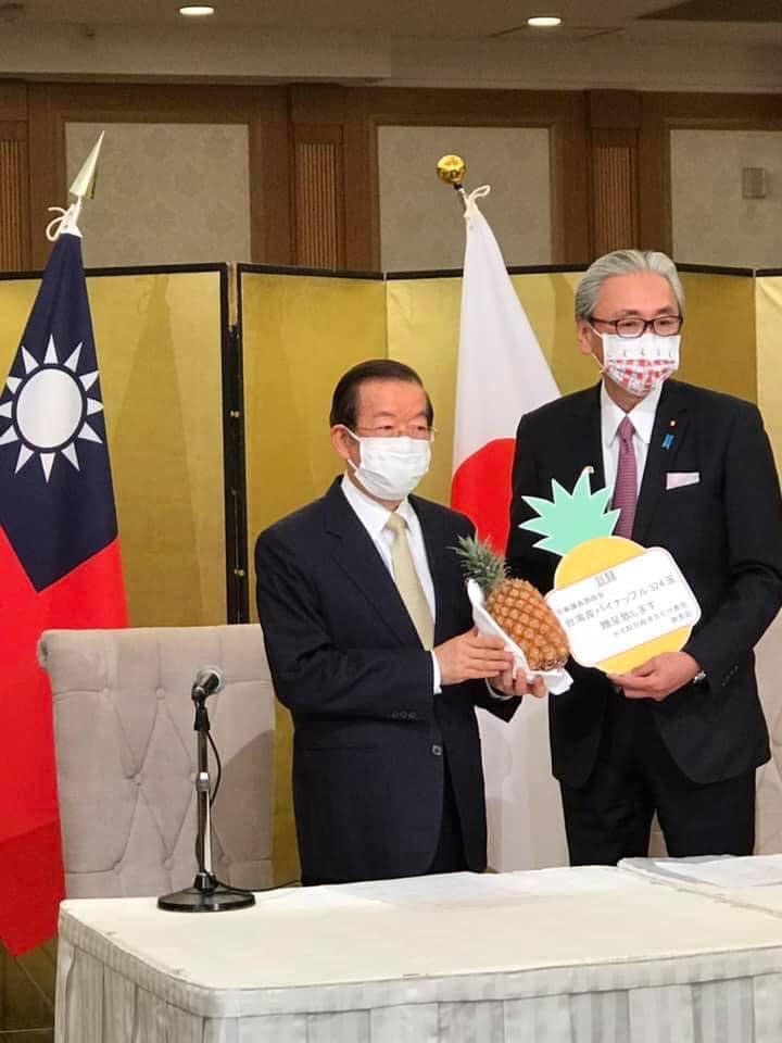 謝長廷稍早致贈鳳梨給日本國會代表 圖:擷取自臉書