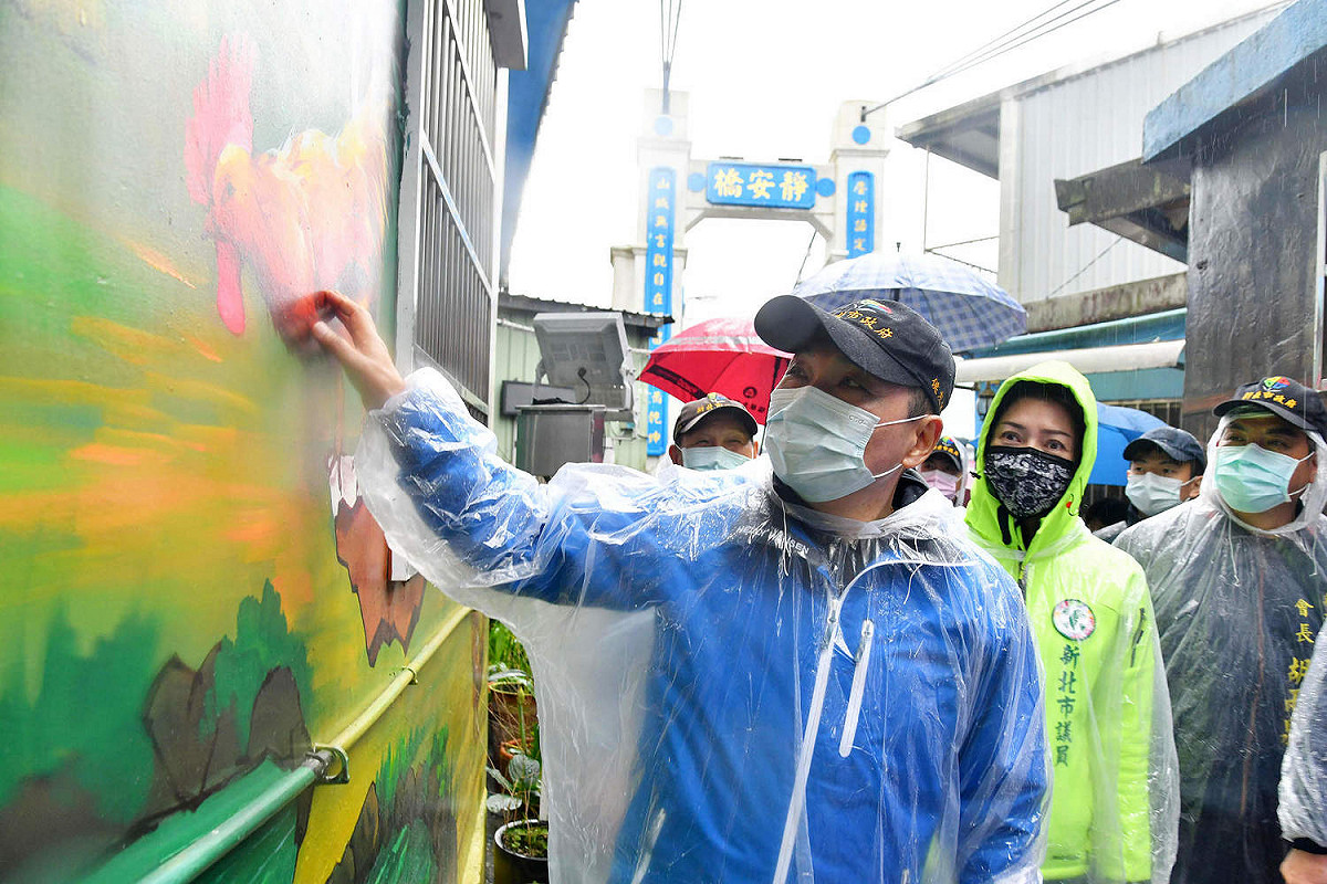 侯友宜與鄉親們話家常，欣賞平溪好山好水。 圖：新北市政府提供